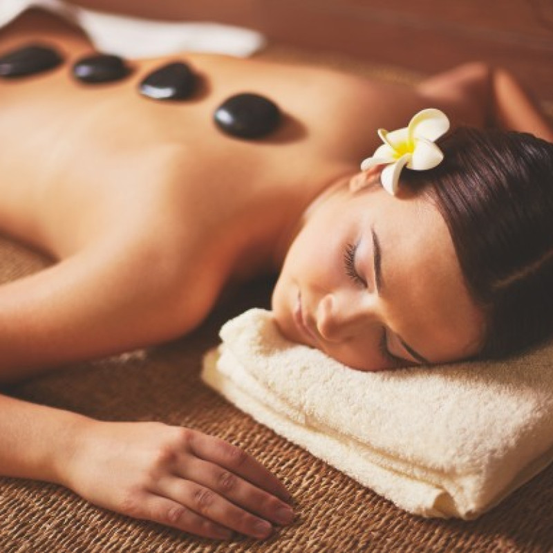 Massagem relaxante com pedras quentes 
